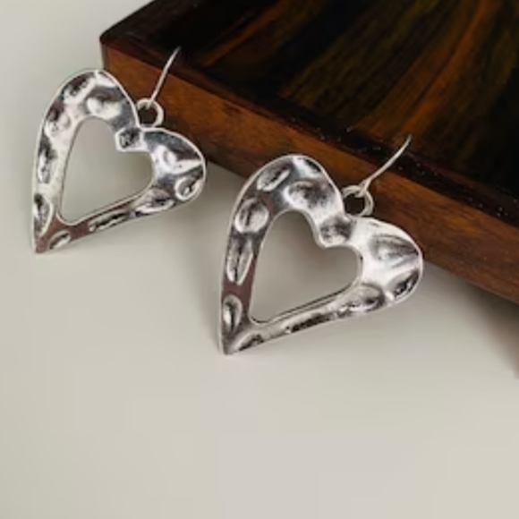 🎀$5 Silver Heart Earrings - Picture 4 of 5